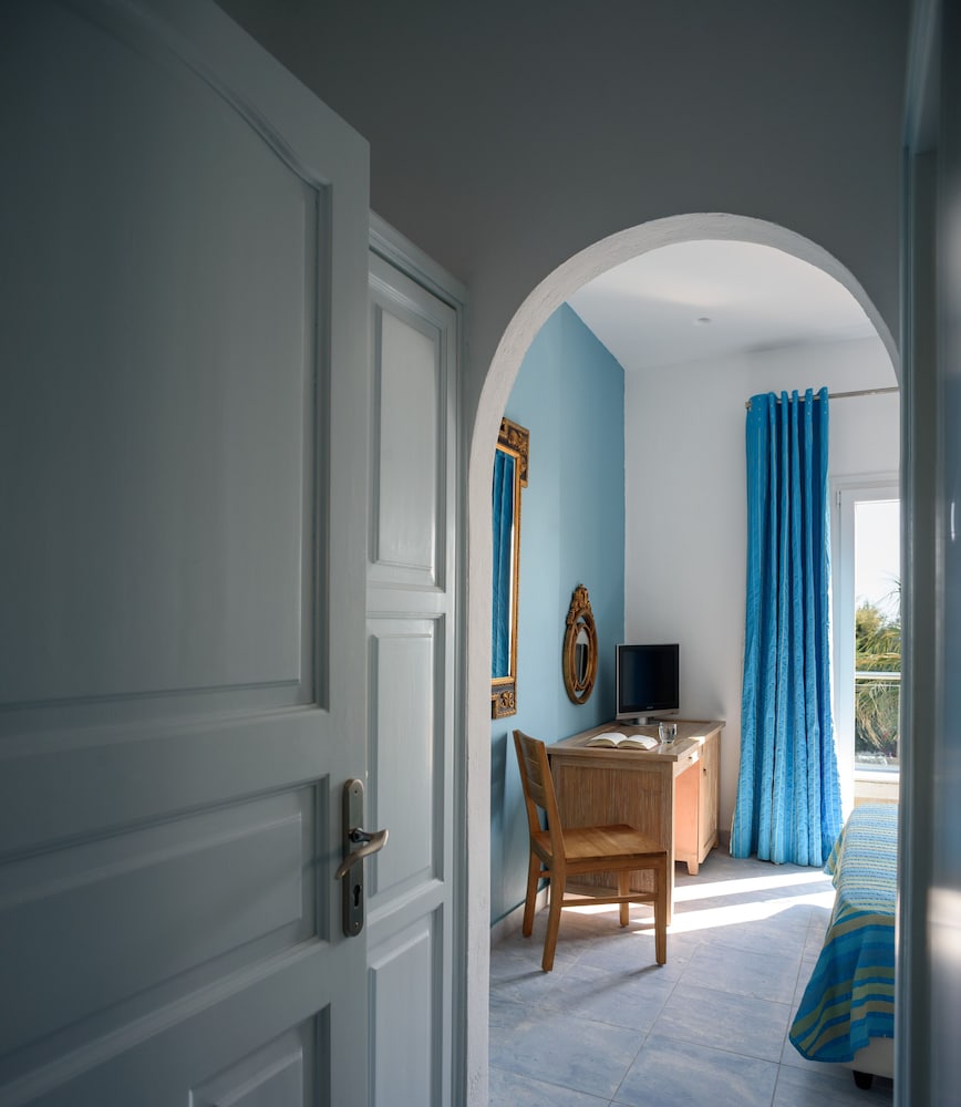 Alesahne Beach — Hotel rooms in Kamari, South Aegean
