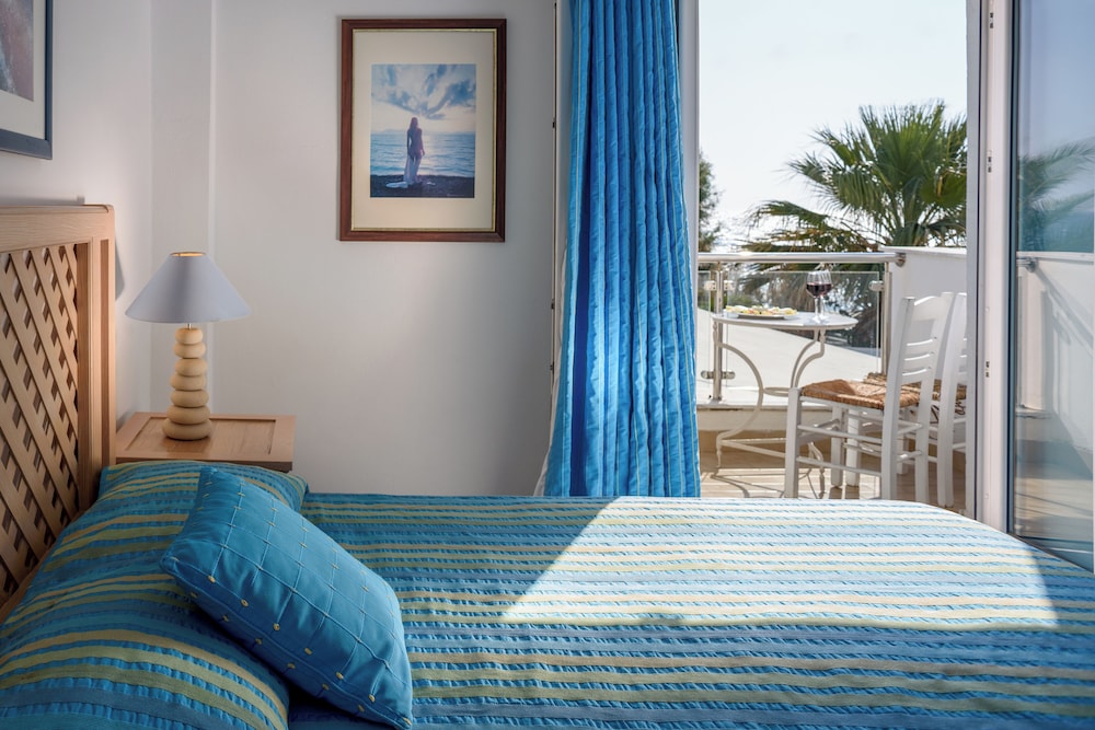 Alesahne Beach — Hotel rooms in Kamari, South Aegean