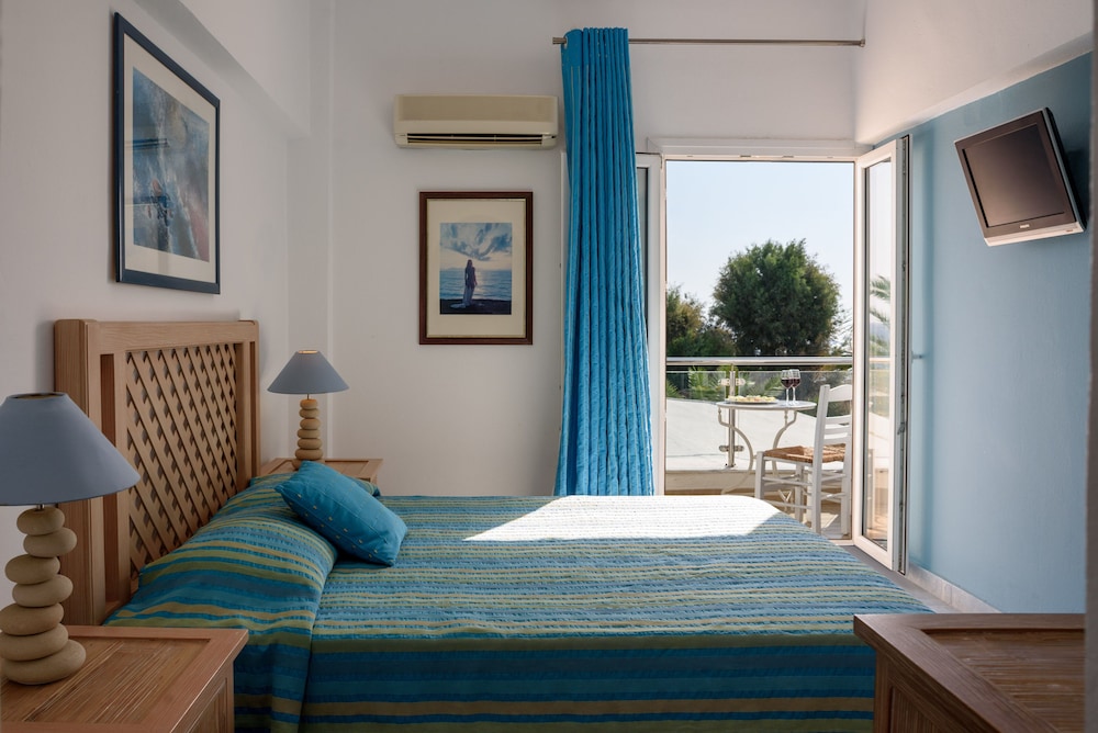 Alesahne Beach — Hotel rooms in Kamari, South Aegean