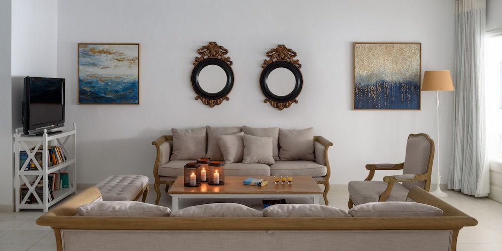 Alesahne Beach — Hotel rooms in Kamari, South Aegean