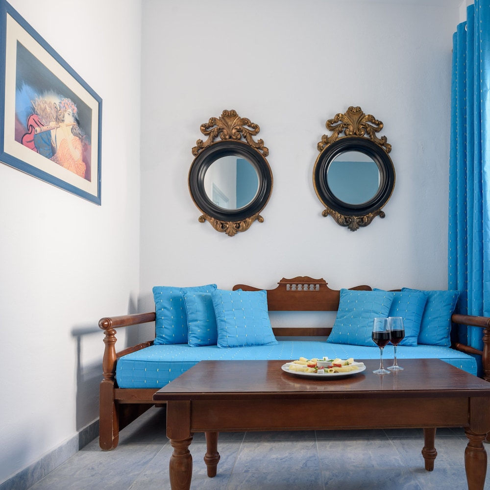 Alesahne Beach — Hotel rooms in Kamari, South Aegean