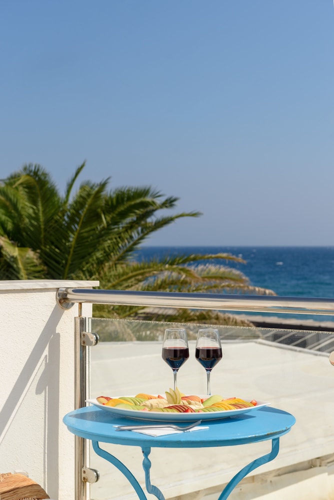 Alesahne Beach — Hotel building in Kamari, South Aegean