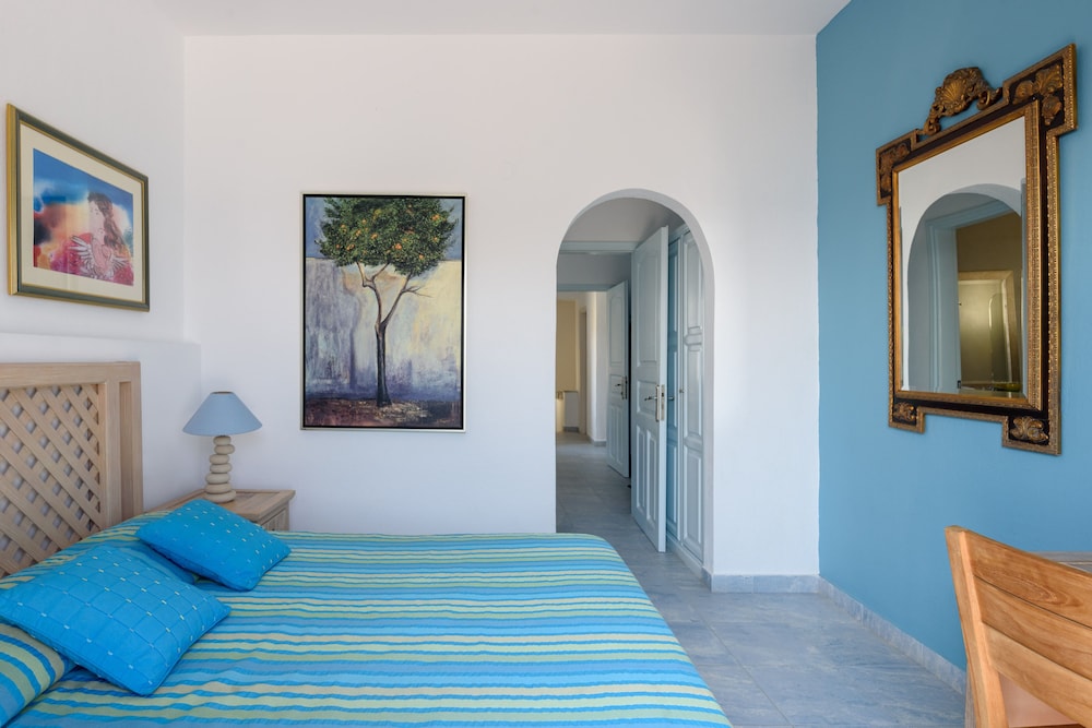 Alesahne Beach — Hotel rooms in Kamari, South Aegean