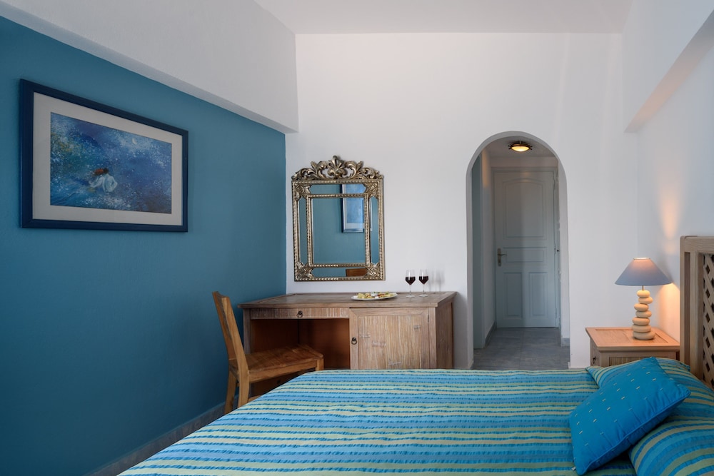 Alesahne Beach — Hotel rooms in Kamari, South Aegean