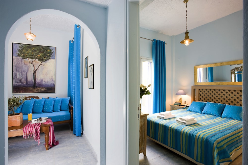 Alesahne Beach — Hotel rooms in Kamari, South Aegean