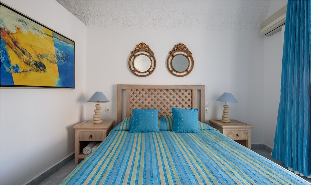 Alesahne Beach — Hotel rooms in Kamari, South Aegean