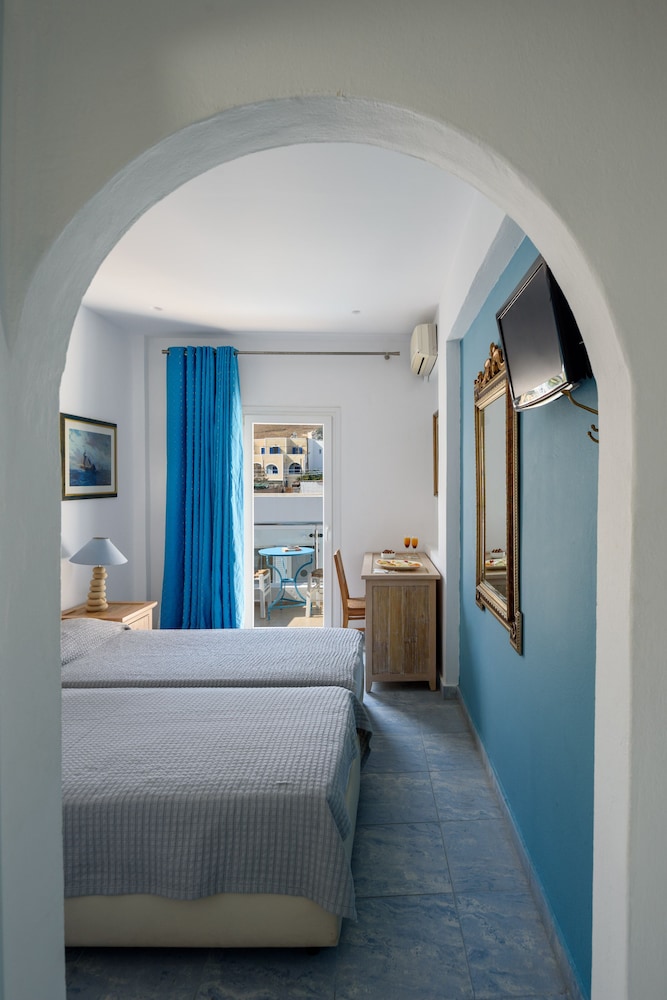 Alesahne Beach — Hotel rooms in Kamari, South Aegean