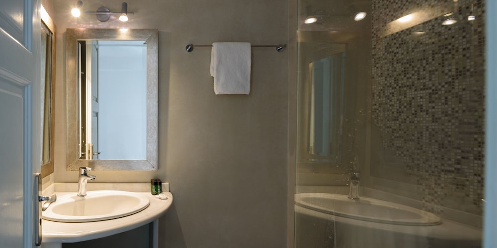 Alesahne Beach — Hotel rooms in Kamari, South Aegean