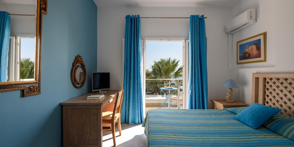 Alesahne Beach — Hotel rooms in Kamari, South Aegean