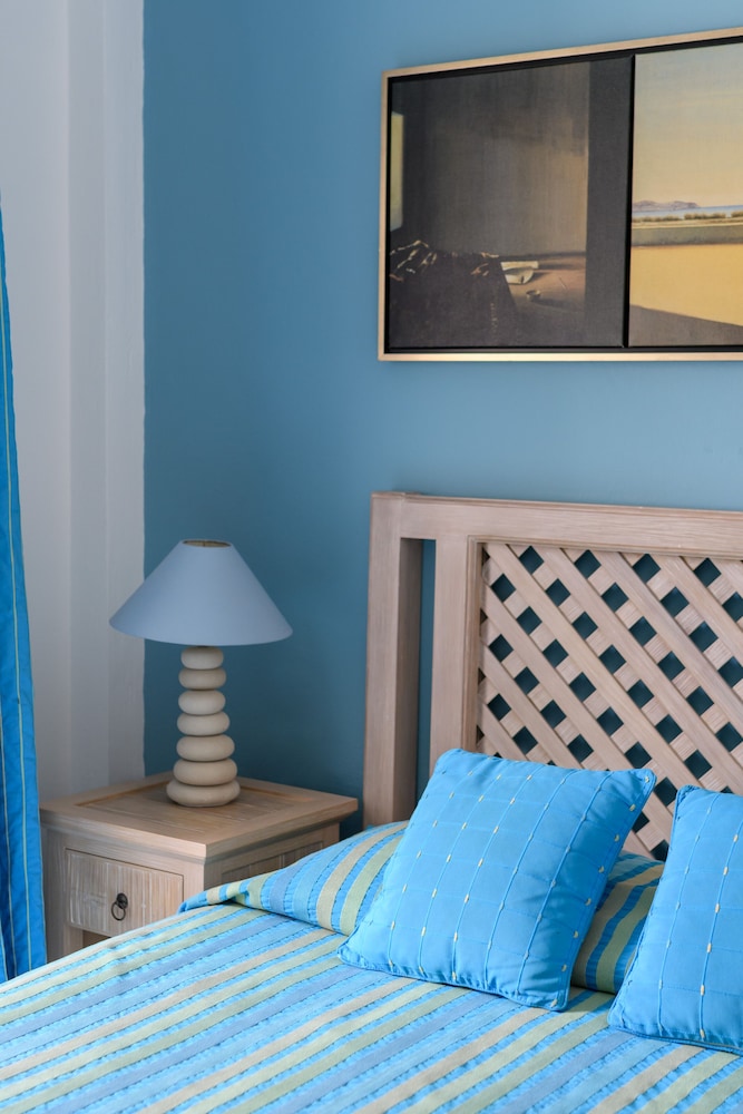 Alesahne Beach — Hotel rooms in Kamari, South Aegean