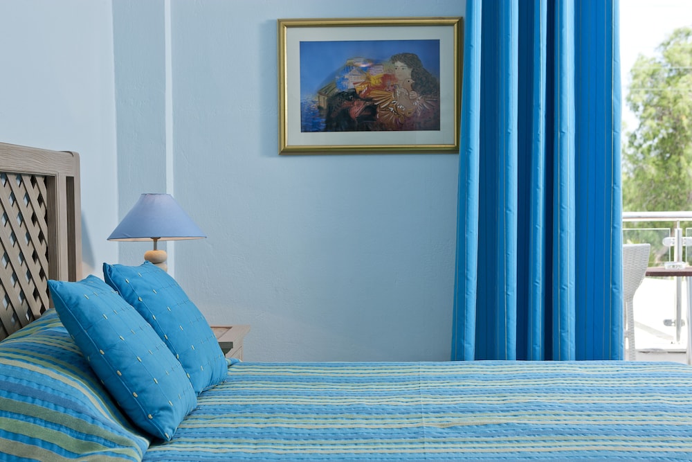 Alesahne Beach — Hotel rooms in Kamari, South Aegean