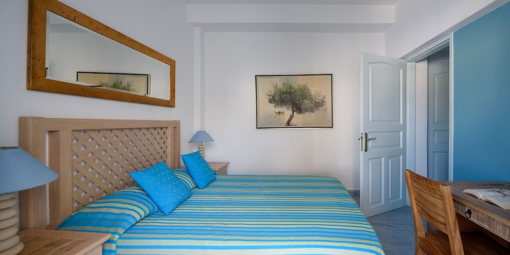 Alesahne Beach — Hotel rooms in Kamari, South Aegean