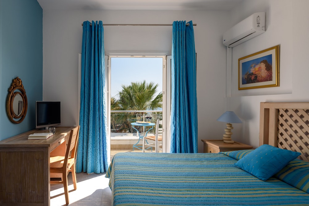 Alesahne Beach — Hotel rooms in Kamari, South Aegean