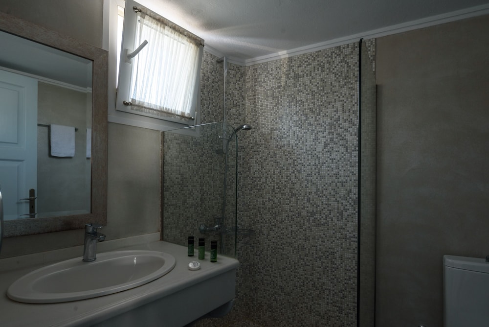 Alesahne Beach — Hotel rooms in Kamari, South Aegean