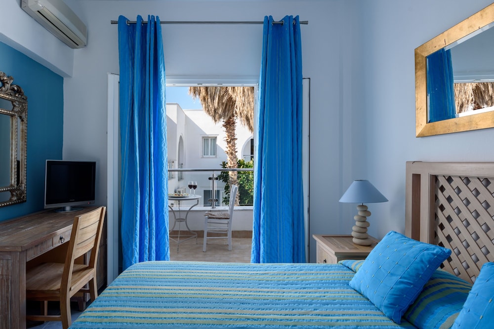 Alesahne Beach — Hotel rooms in Kamari, South Aegean