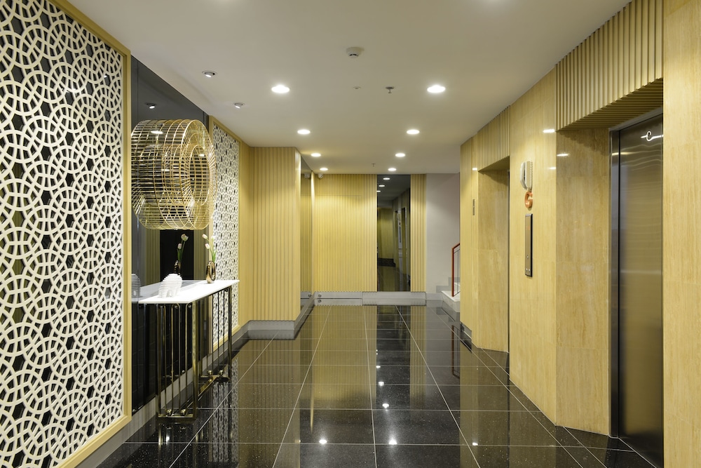 Le D'Tel Bangkok — Hotel building in Bangkok, Bangkok