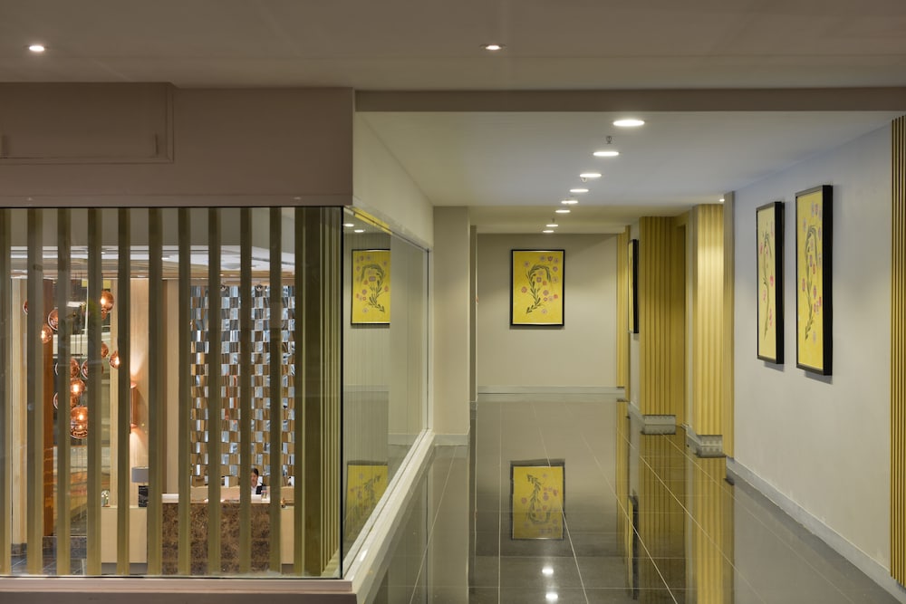 Le D'Tel Bangkok — Hotel building in Bangkok, Bangkok