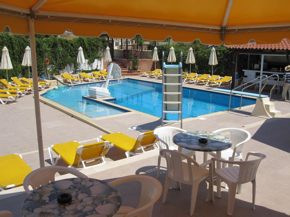 Amazones Villas Apartments — Swimming pool in Stalida