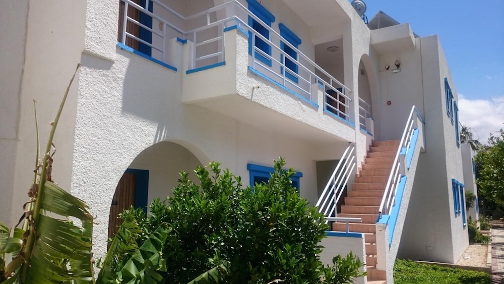 Amazones Villas Apartments — Hotel building in Stalida