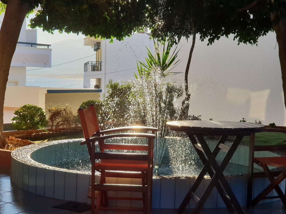 Amazones Villas Apartments — Hotel building in Stalida