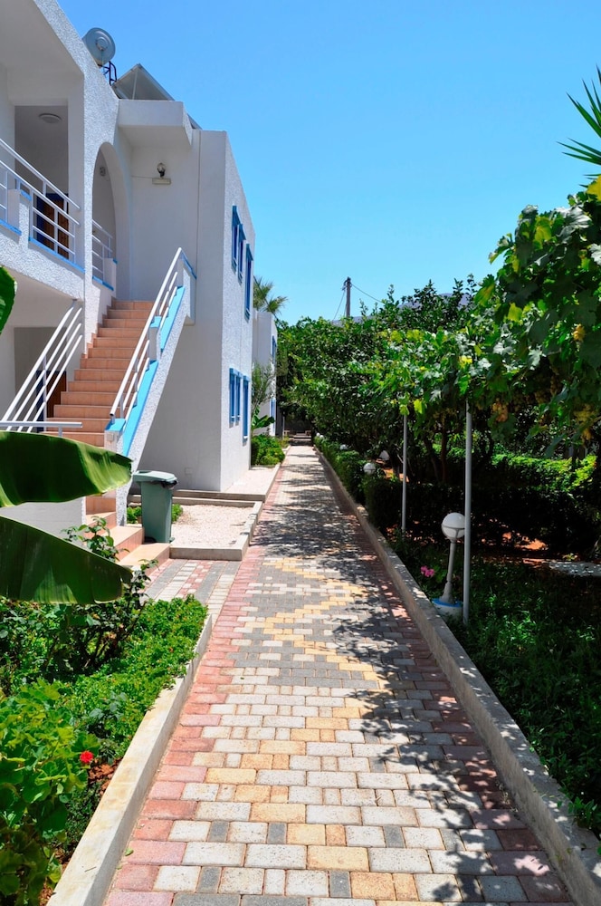Amazones Villas Apartments — Hotel building in Stalida
