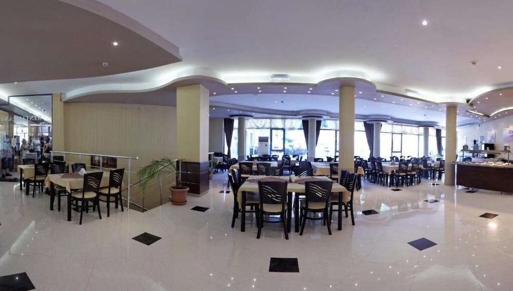 Regina Hotel — Hotel building in Golden Sands, Varna Region