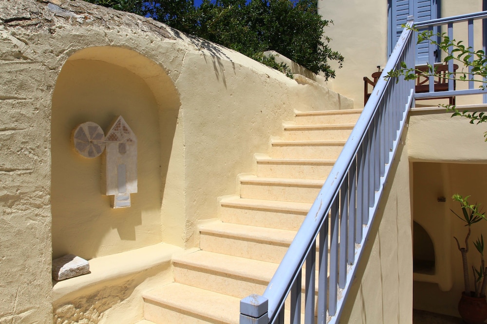 Anatolia Hotel — Hotel building in Ano Mera, South Aegean