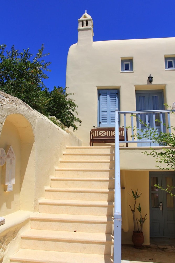 Anatolia Hotel — Hotel building in Ano Mera, South Aegean