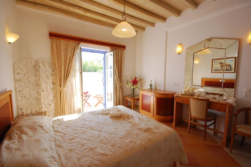 Anatolia Hotel — Hotel rooms in Ano Mera, South Aegean