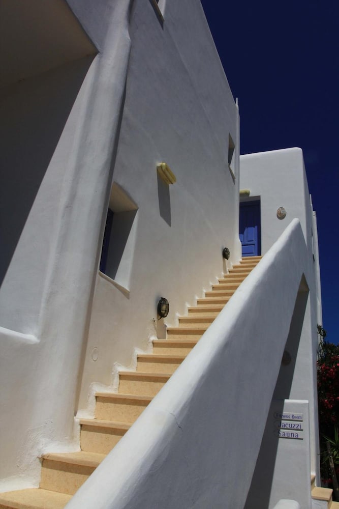 Anatolia Hotel — Hotel building in Ano Mera, South Aegean