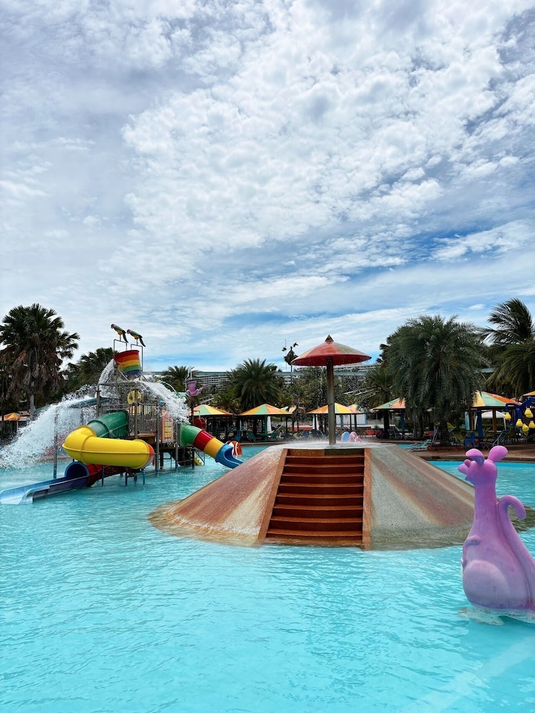 Pattaya Park Beach Resort — Swimming pool in Pattaya, Chonburi
