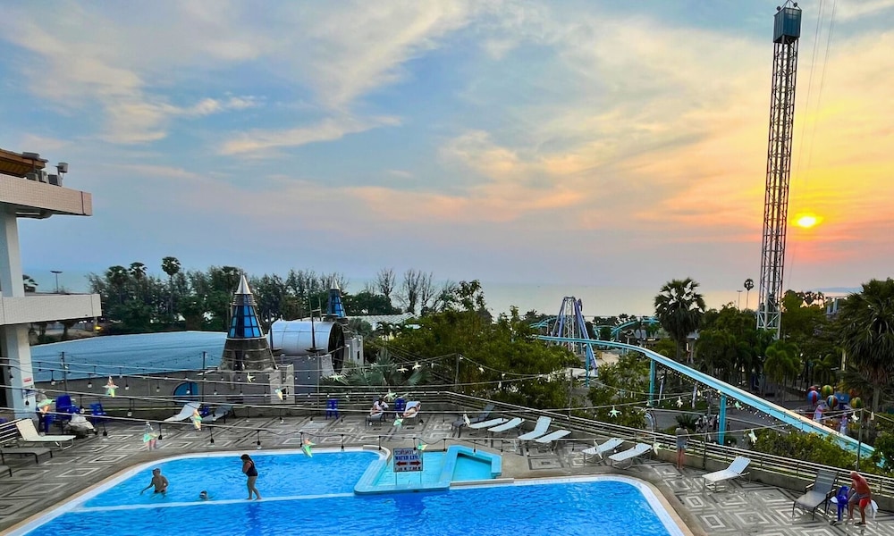Pattaya Park Beach Resort — Swimming pool in Pattaya, Chonburi