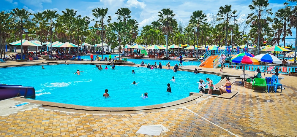 Pattaya Park Beach Resort — Swimming pool in Pattaya, Chonburi