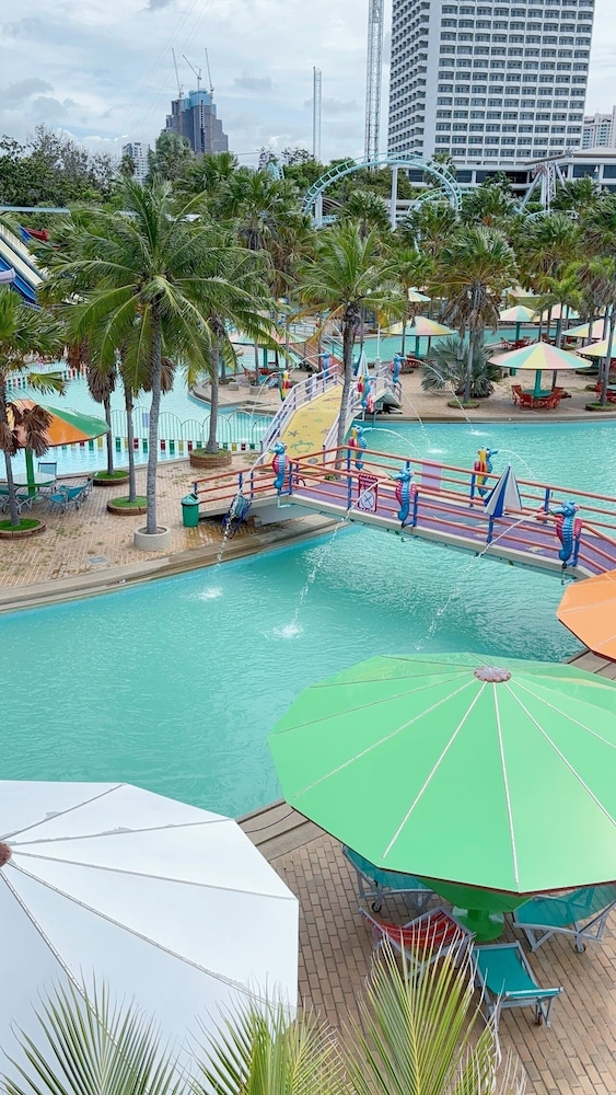 Pattaya Park Beach Resort — Swimming pool in Pattaya, Chonburi