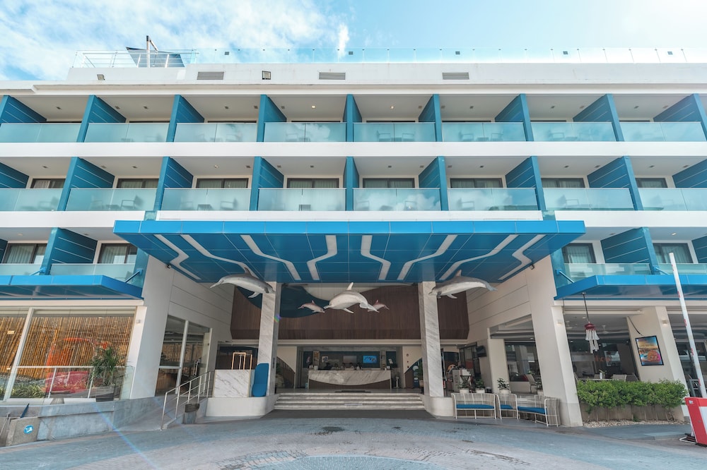 Hotel Clover Patong Phuket — Hotel building in Patong Beach, Phuket Province