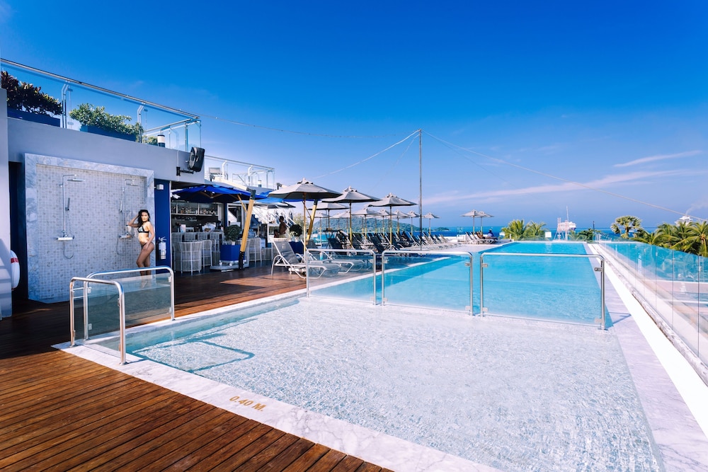 Hotel Clover Patong Phuket — Swimming pool in Patong Beach, Phuket Province