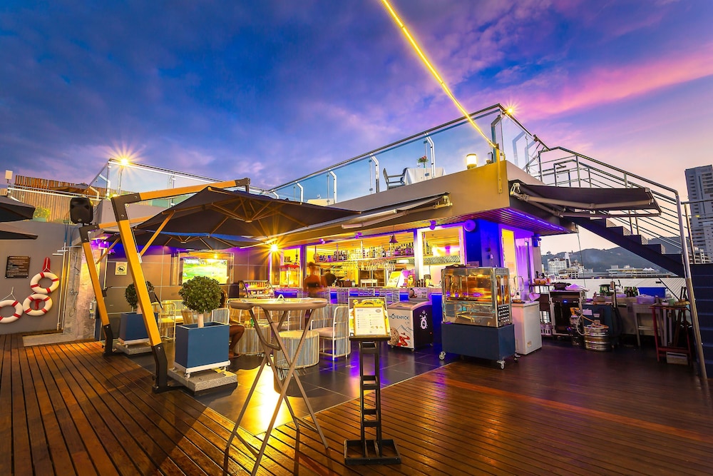 Hotel Clover Patong Phuket — Restaurant & bars in Patong Beach, Phuket Province