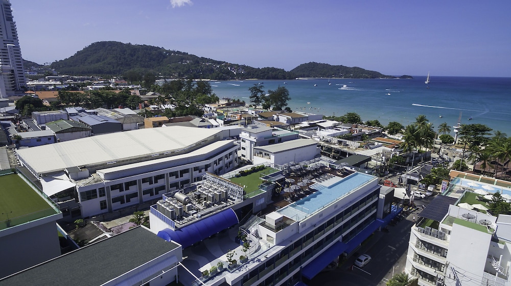 Hotel Clover Patong Phuket — Hotel building in Patong Beach, Phuket Province