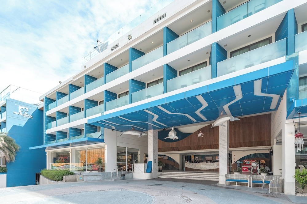 Hotel Clover Patong Phuket — Hotel building in Patong Beach, Phuket Province