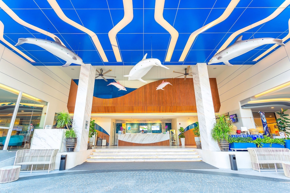 Hotel Clover Patong Phuket — Hotel building in Patong Beach, Phuket Province