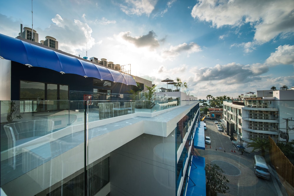 Hotel Clover Patong Phuket — Hotel building in Patong Beach, Phuket Province