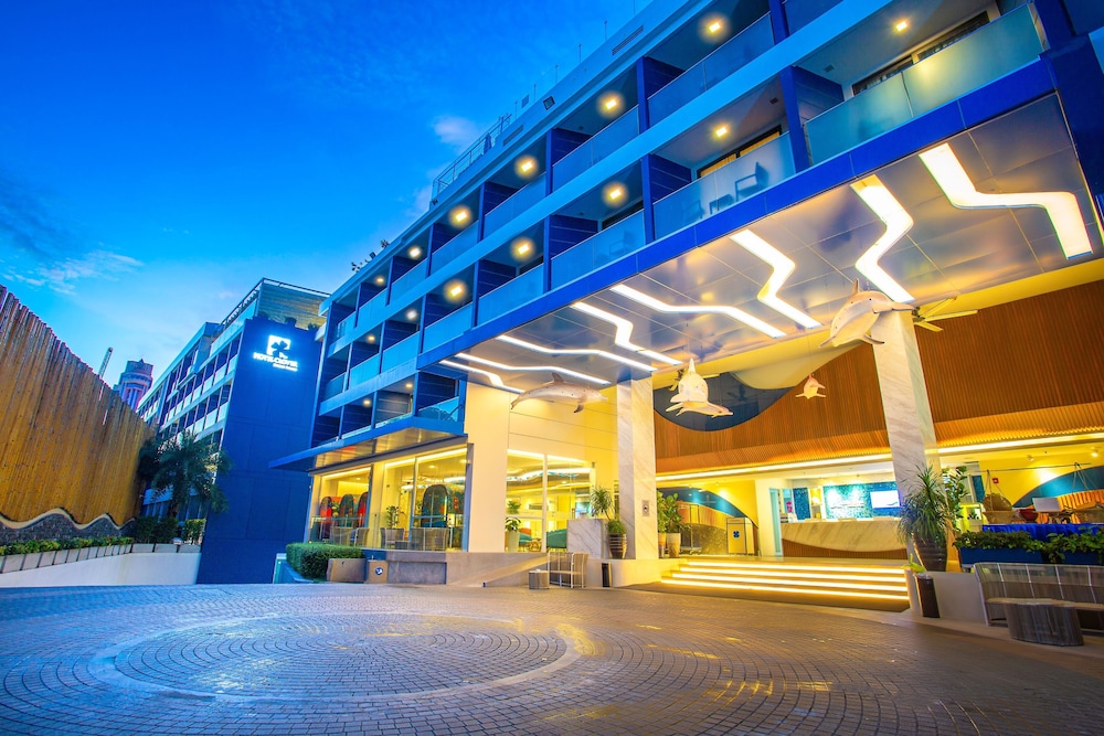 Hotel Clover Patong Phuket — Hotel building in Patong Beach, Phuket Province