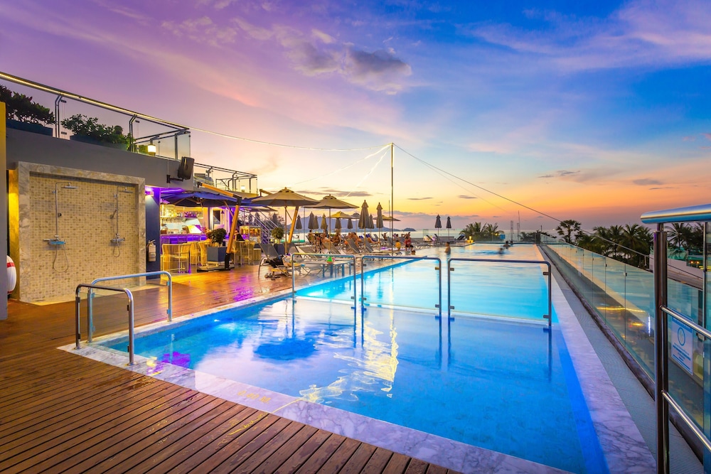 Hotel Clover Patong Phuket — Swimming pool in Patong Beach, Phuket Province