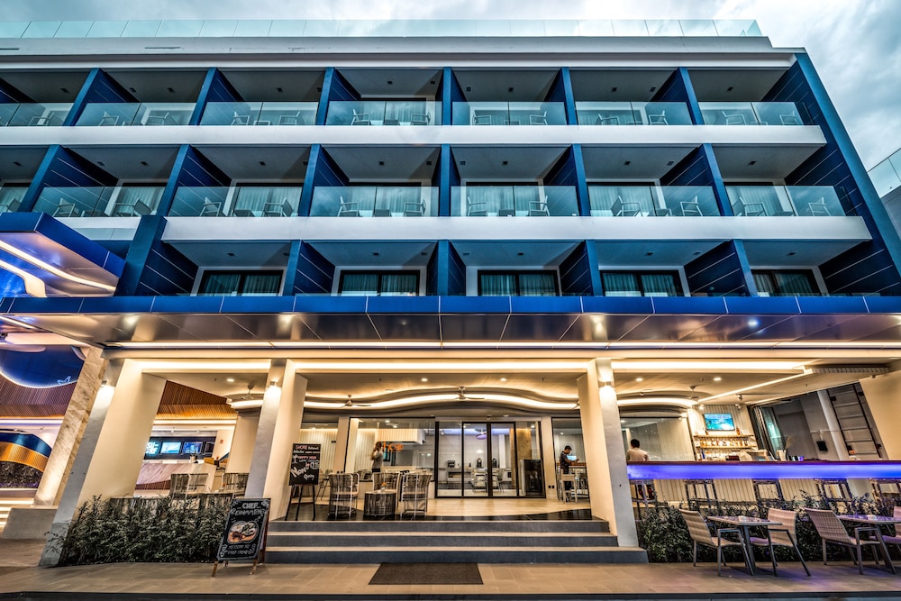 Hotel Clover Patong Phuket — Hotel building in Patong Beach, Phuket Province