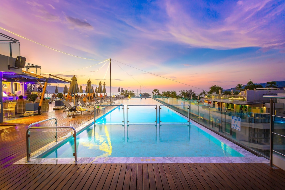 Hotel Clover Patong Phuket — Swimming pool in Patong Beach, Phuket Province