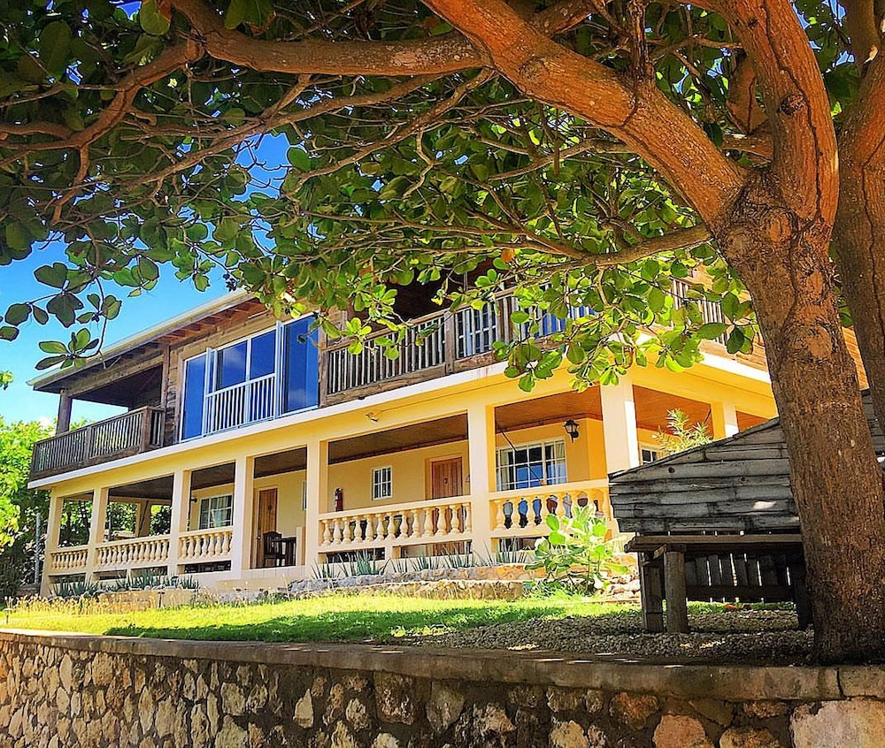 The Westender Inn — Hotel building in Negril