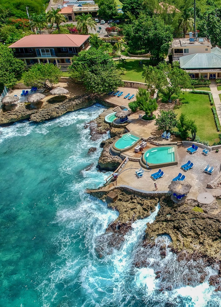 The Westender Inn — Swimming pool in Negril