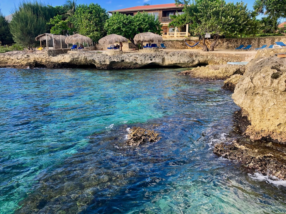 The Westender Inn — Hotel building in Negril