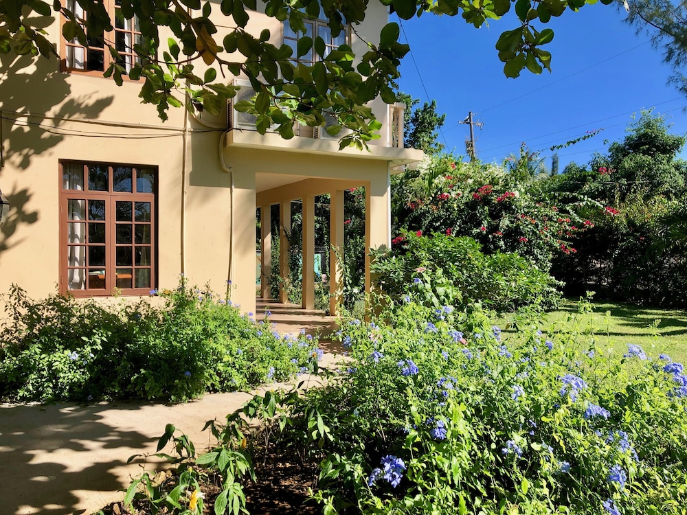 The Westender Inn — Hotel building in Negril