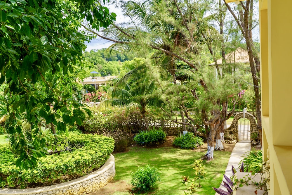 The Westender Inn — Hotel building in Negril